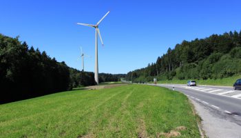 Photo montage : 2 des 8 éoliennes proposées