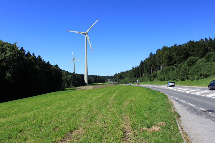 Photo montage : 2 des 8 éoliennes proposées
